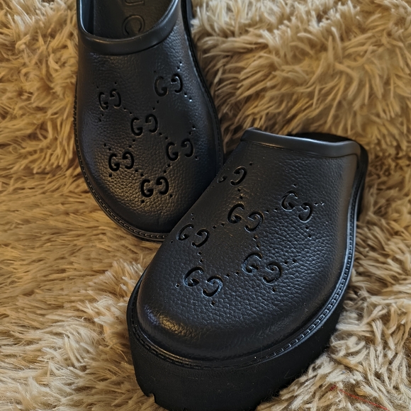 Gucci Black Rubber Slides - Picture 2 of 4